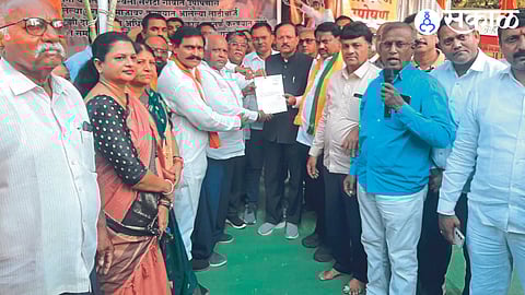 While giving a letter of support to the protestors who sat on a chain hunger strike for the reservation of the Maratha community, MP Dr. Subhash Bhamre and BJP officials.