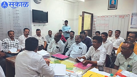 Education Officer Nitin Bachhao on discussing issues of primary teachers across the district on behalf of Maharashtra State Primary Teachers Association Nashik branch.