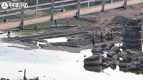 Sand pumping under the railway bridge in Girna Patra
