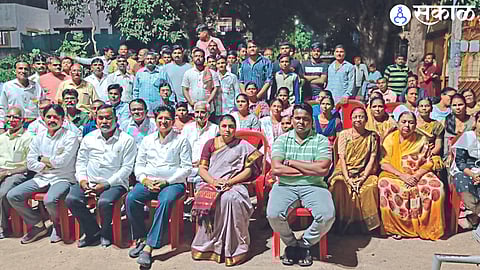 Jalgaon: Former Mayor Jayashree Mahajan during the 'Hovu Dya Charcha' program at Nimkhedi on Saturday. Shiv Sena District Chief Vishnu Bhangale, former Deputy Mayor Kulbhushan Patil, Shiv Sena Metropolitan Chief Sharad Taide etc.