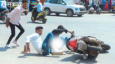 Action taken by traffic police on triple seat riders without helmets nashik news