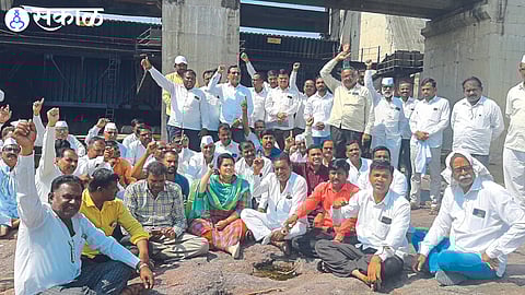 Farmers and BJP activists protesting in the riverbed in front of the dam demanding that water not be released in Jayakwadi Dam.