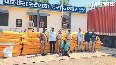 Assistant Police Inspector Ganesh Phad and colleagues along with the suspect caught with Gutkha and container.