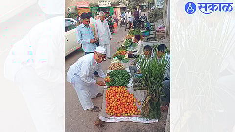 Vendors selling special vegetables for Pitrupaksha.