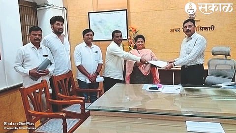 Amrita Pawar, Shankar Wagh, Sameer Samaddia etc. while giving a statement to the Upper District Collector.