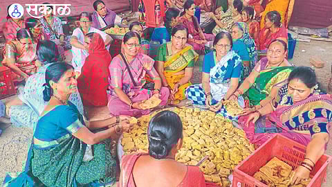 The mothers and sisters of Rawalgaon who are making Puranpoli with hard work