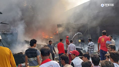 akola fire accident 8 shop scrap shop also burn akola marathi news
