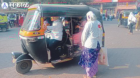Passengers occupying more front seats than the capacity of the rickshaw