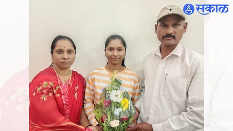Father Anna Deore and mother Mangal Deore while appreciating Yogita for being selected for Agniveer recruitment