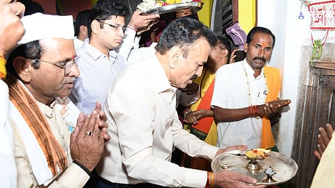 Guardian Minister Girish Mahajan took darshan of Renuka Mata nanded news