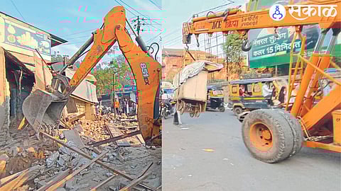 Municipal team breaking the encroachment on the road between Tehsil Office and Rajwade Bank and lifting tapri with the help of crane.