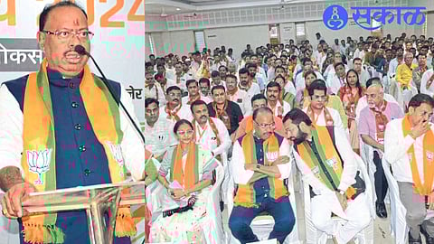 And or State President Chandrasekhar Bawankule speaking in the program in the library on Wednesday. Officials present in the second photograph.