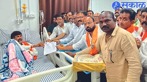 A delegation of Dhule Sakal Maratha community visiting Maratha reservation issue Manoj Jarange-Patil in the hospital.