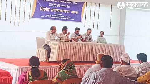 Electoral Officer Fayaz Mulani speaking at the Special General Meeting of Nashik Merchants Bank