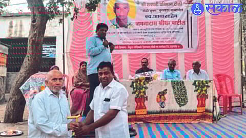 While distributing Aadhaar Kathi, Ravindra Patil, Dr. Villagers with Prithviraj Patil.