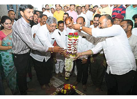 अवती भवती