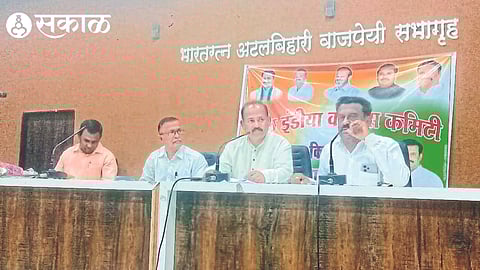 Parag Pashte, Provincial President of Congress Kisan Division, while giving information in a press conference about Kisan Samvad Padayatra. Neighboring State Secretary Devaji Chaudhary etc.