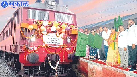 While inaugurating the Dhule-Mumbai railway facility at the station, Dr. Subhash Bhamre. Neighbors Pratibha Chaudhary, Gajendra Ampalkar and colleagues.