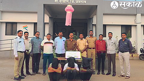 Police Inspector Satish Gorade, Assistant Inspector Ganesh Ahire and police personnel along with the suspects in the burglary case.
