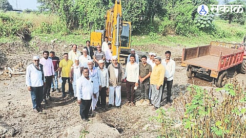 Villagers at the start of removal of silt from dam on Moti Nalla by JCB