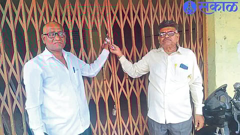 Municipal team sealing the institution in the town hall.