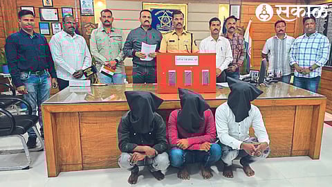 Superintendent of Police Sanjay Barkund, Police Inspector Dattatray Shinde of LCB and the team along with the accused and seized items in the robbery incident.