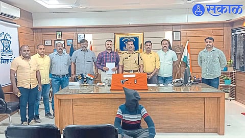 Superintendent of Police Sanjay Barkund, Police Inspector Dattatraya Shinde of LCB along with the arrested youth along with Gavathi Kattya and the team.