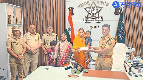 While handing over the relief fund check to the family of the deceased police officer by the district police force, P. R. Patil. Neighbors Nilesh Tambe, Vishwas Valvi, Kiran Kumar Khedkar, Narendra Bhadane, Gaukul Autade, Rajendra Jagtap, Rahul Kumar Pawar.