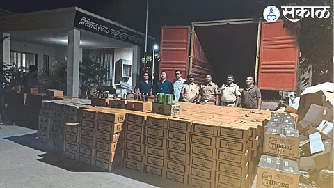 Liquor stocks of foreign countries seized with containers by the team of State Excise Malegaon Division, including the action team.