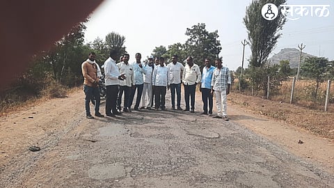 Villagers inspecting the stones on the Ajmer Saundane to Devalane road.