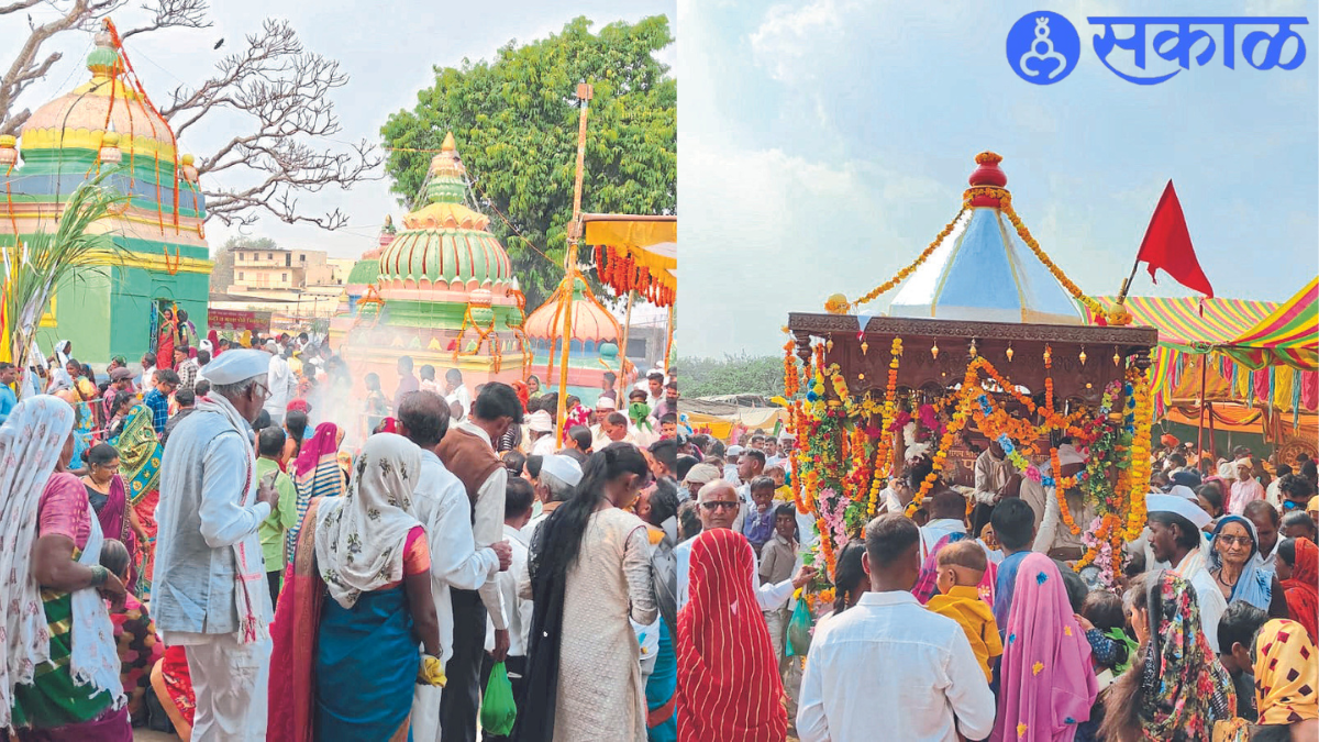 Devotees queuing for darshan of Shri Kanhayalal Maharaj. In the second photograph, the crowd of devotees gathered in the Yatrotsav area. The palanquin procession of Shri Kanhayalal Maharaj.