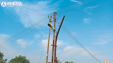 Closed street lamp on Amalner road.
