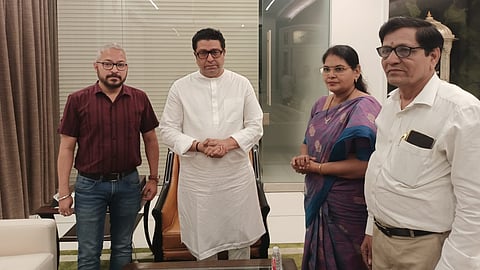 mumbai local railway employee timing change mumRailPravasiSangha raj thackreay meet