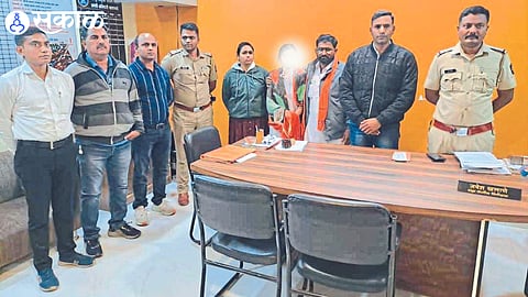 The police team present after bringing the abducted young woman safely in the robbery case in Sakri.