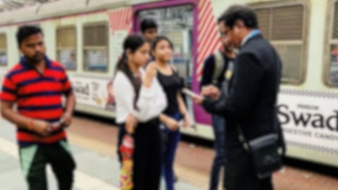 Mumbai Local: प्रेयसी करत होती विना तिकीट प्रवास; टीसीने खडसावताच प्रियकराला आला राग अन्...