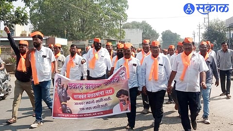 A walkout by all the constituents, including Satana Bazar Samiti shopkeepers, to support the demand for Maratha reservation.