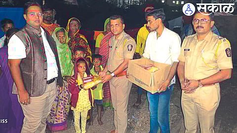 While distributing Diwali snacks, Police Inspector Rahul Kumar Pawar, Sub-Inspector Mahesh Nikam, And. Alpesh Jain etc.