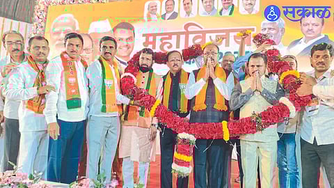 Officials felicitating BJP State President Chandrashekhar Bawankule.
