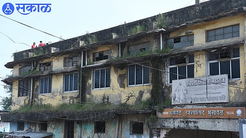 Dilapidated municipal building.