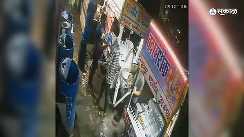 gang came rickshaw attack on ice cream shop owner