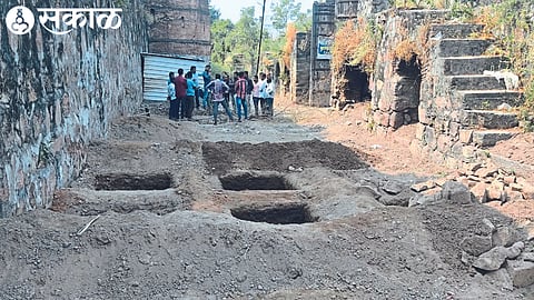 While inspecting the ongoing works in the fort area, P. G. Local residents including Patil, Deepak Ritual.