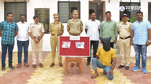 two pistols found for sale in Karhad seized one arrested satara crime news