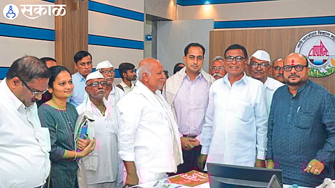Guardian Minister Gulabrao Patil, insurance representatives and farmers during the Banana Crop Insurance meeting.