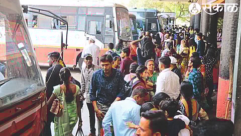 Crowd of passengers in the bus station