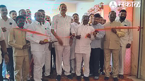 MLA Hiraman Khoskar, former MP and Chairman of Agricultural Produce Market Committee Devidas Pingle, Deputy Chairman and Board of Directors while cutting the ribbon of the sub-market premises.