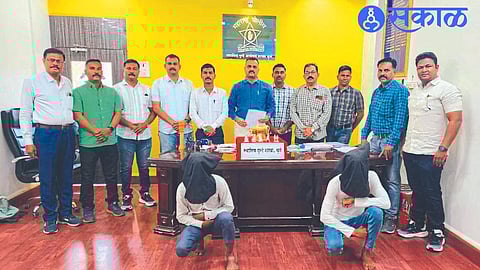 LCB team and inspector Dattatray Shinde present with the suspects in custody in the Amol Nagar burglary case.