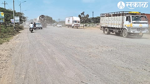 Rau Hotel to Tavali Fata road is in bad shape, dust is flying in the area and women are sitting in shops with handkerchiefs tied around their mouths due to this.