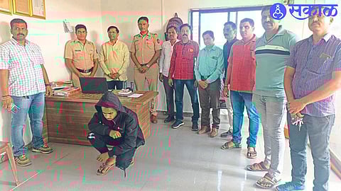 Police inspector Sandeep Patil, Naib Tehsildar Sandesh Nikumbh and police personnel along with the suspect who was found carrying drugs.