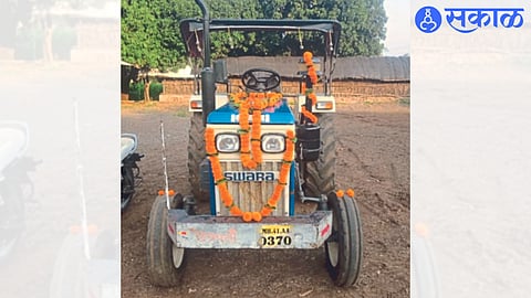 This is the stolen tractor of Bapu Jagtap here.