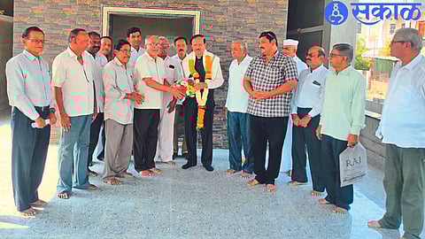 After the meeting in Sadashivnagar MP Dr. Members of Civil Rights Protection Committee felicitating Subhash Bhamre.